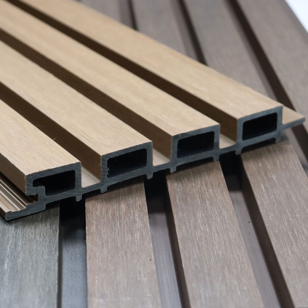 A Necowood vezeti a WPC innovációt, amikor a hibrid alumínium-WPC panelek piacra lépnek